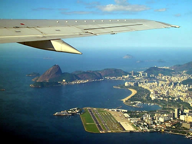 Aeroporto Santos Dumont após decolagem da pista 02R, com a Urca ao fundo.